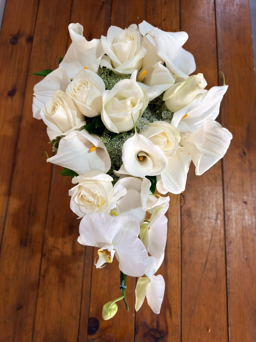 Buquê de noiva com flores brancas