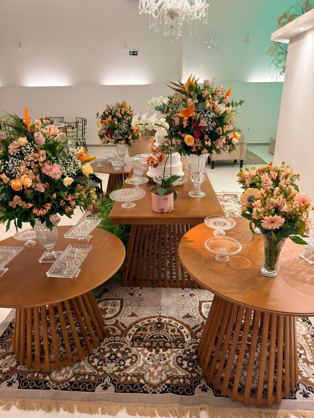 Mesa de celebração com arranjos florais