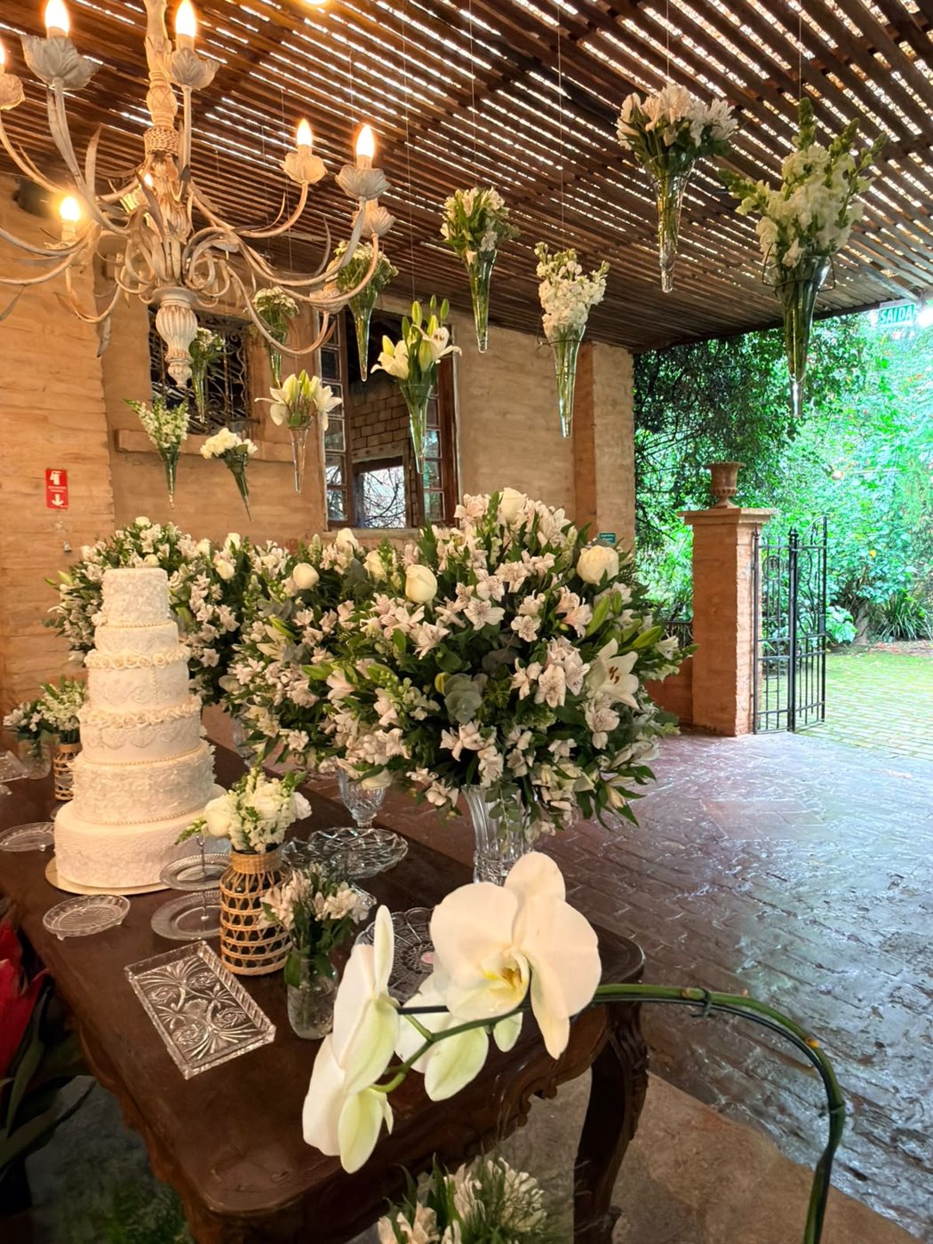 Composição de flores naturais em ambiente acolhedor