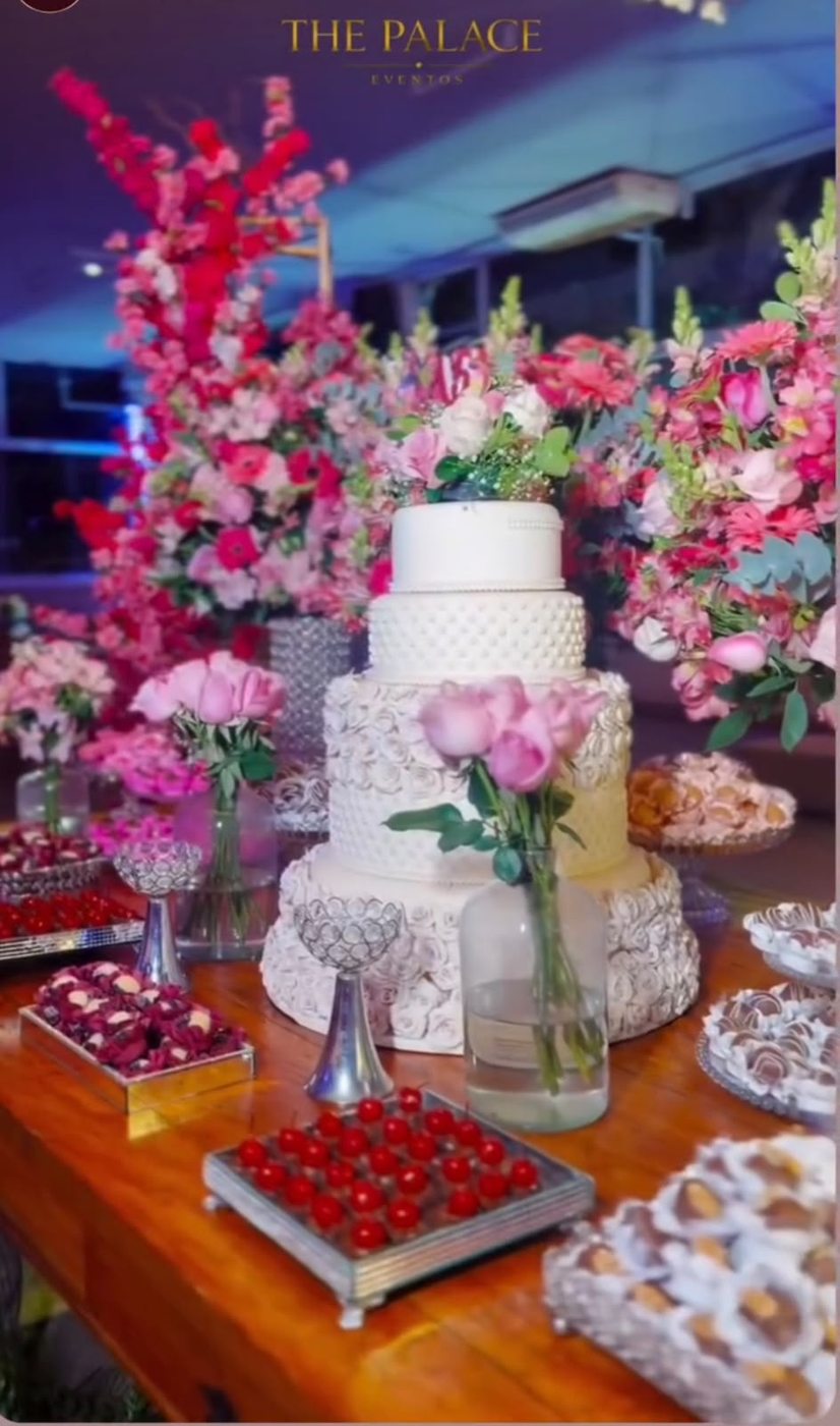 Mesa de aniversário com flores em tons vibrantes
